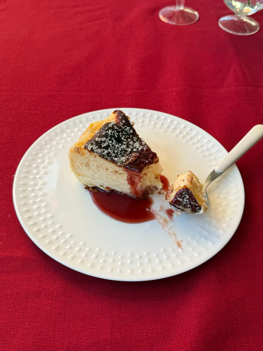 Baskisk ostekake med Stilton og portvinssirup